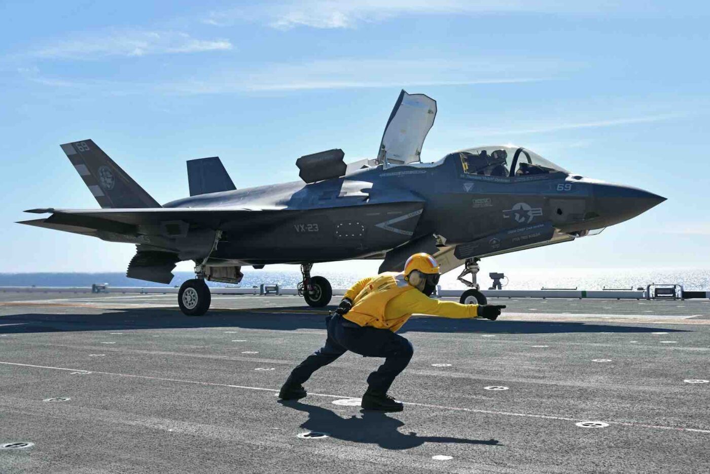 護衛艦「かが」とF-35B戦闘機