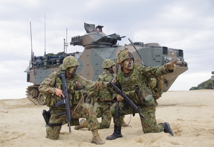 水陸両用車と自衛官たち