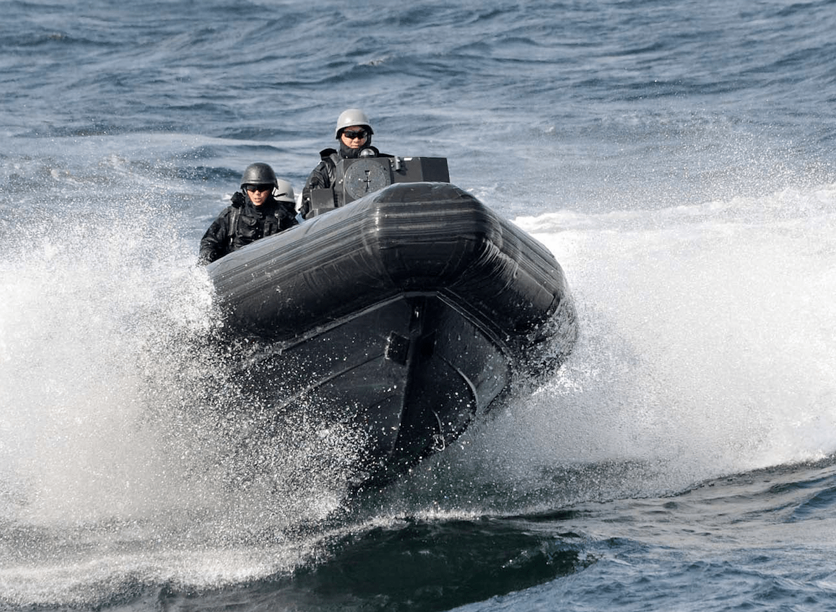 自衛隊の高速ゴムボート