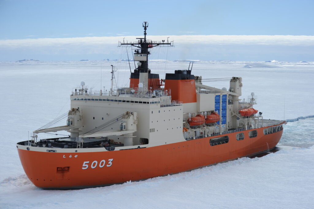 南極観測船しらせ