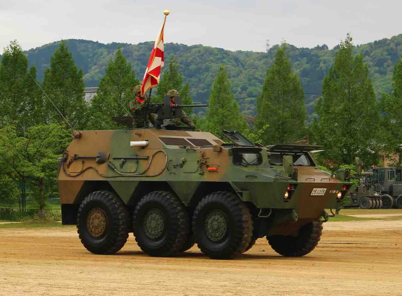 自衛隊の82式指揮通信車