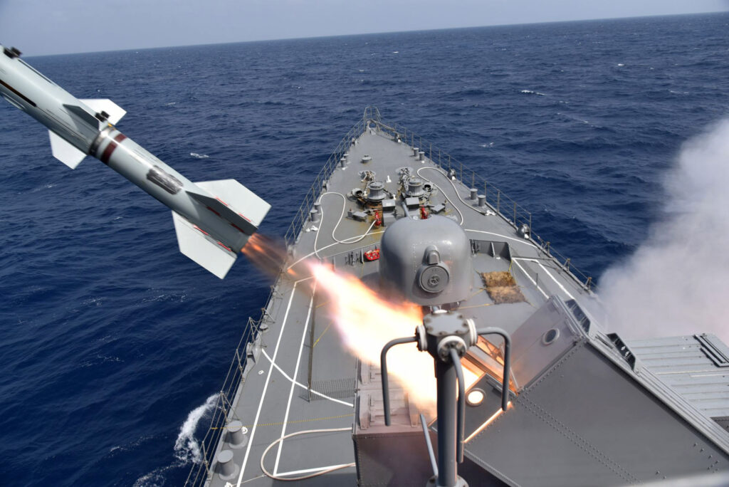 軍艦から発射されるミサイル