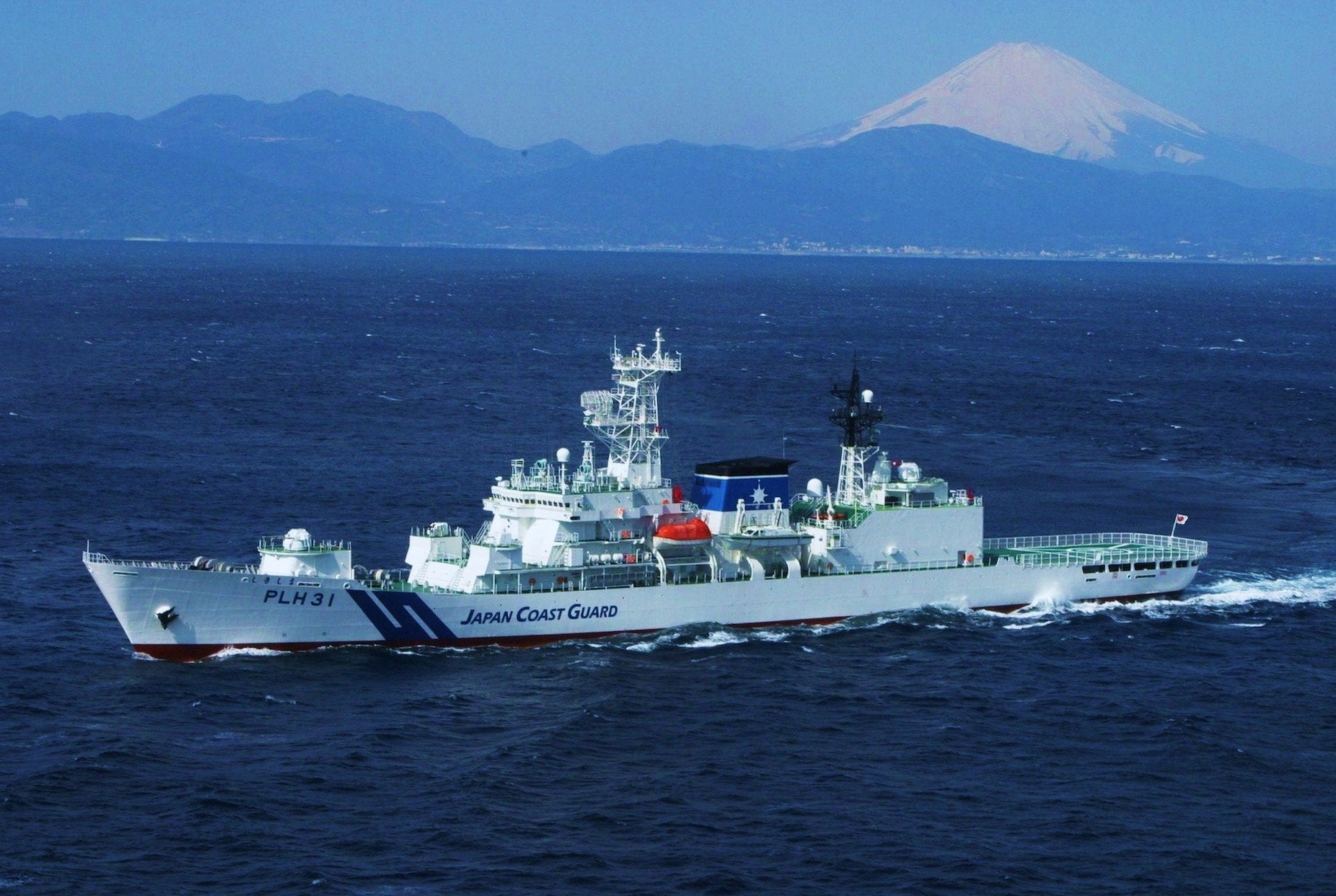 海上保安庁の巡視船と富士山