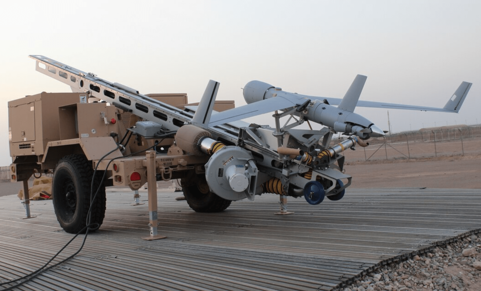 自衛隊の無人機と発射装置