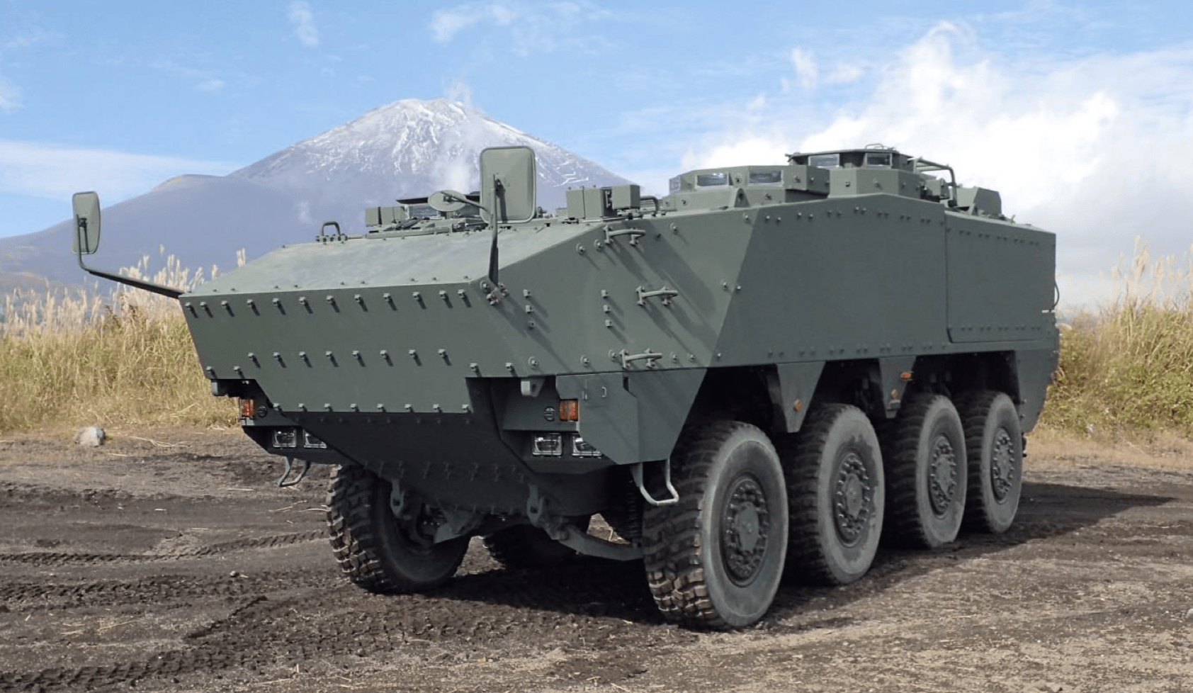 富士山と自衛隊の装輪装甲車