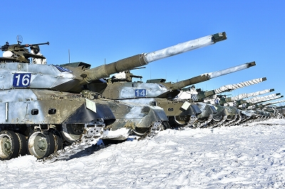 雪の中で並んだ10式戦車