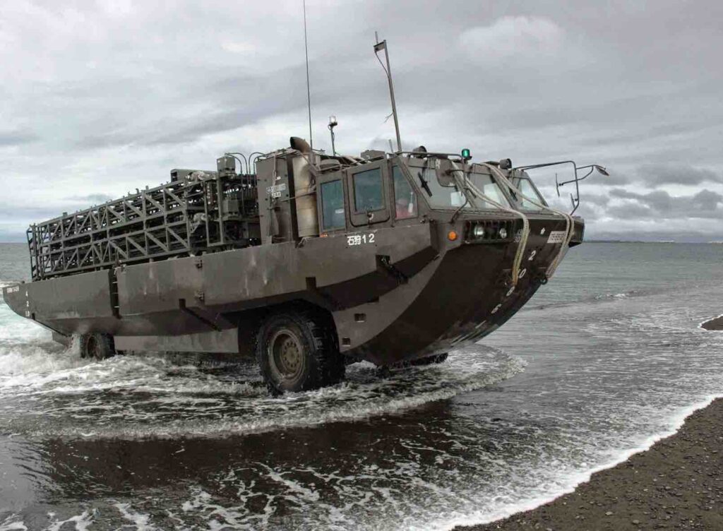 海岸に上陸する自衛隊の水陸両用車