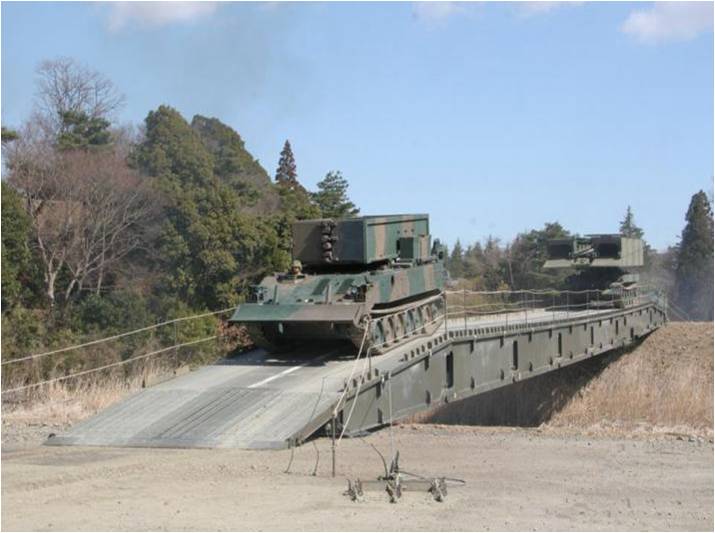 臨時の橋を渡る自衛隊車両