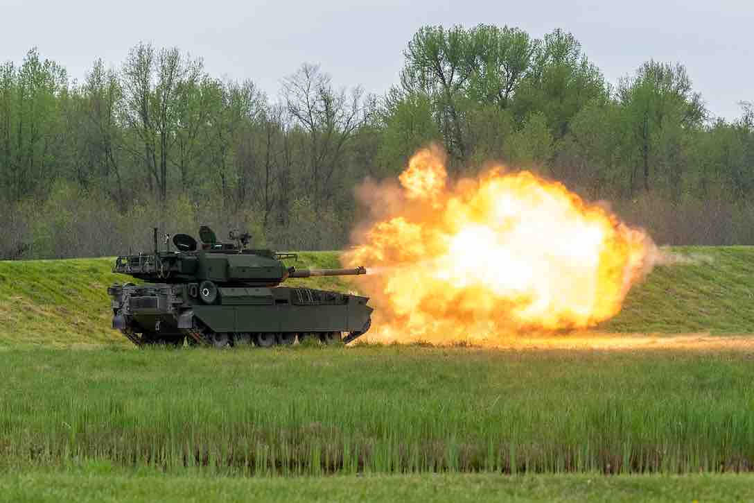 射撃する米軍の軽戦車