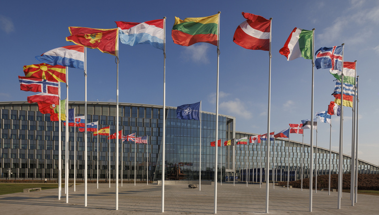 NATO本部前に並んだ加盟国の旗