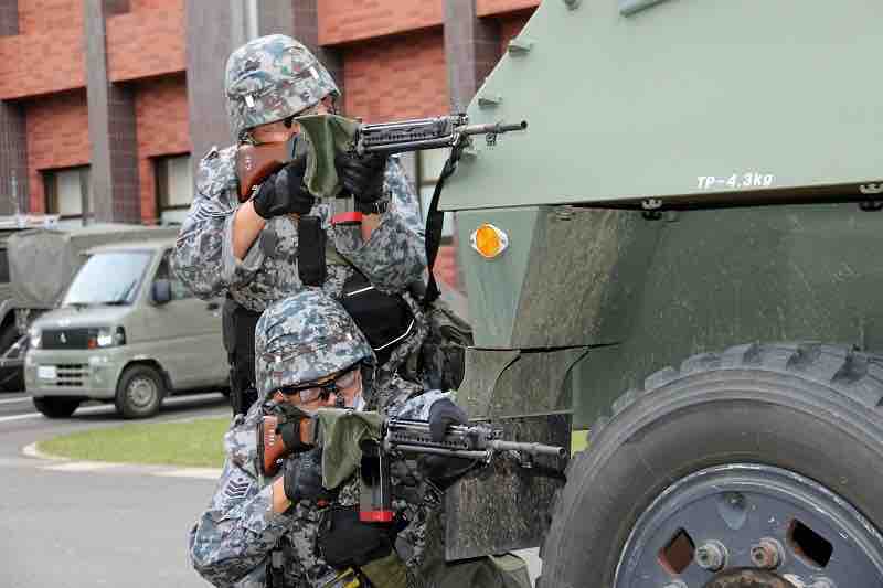 小銃を構えた自衛官