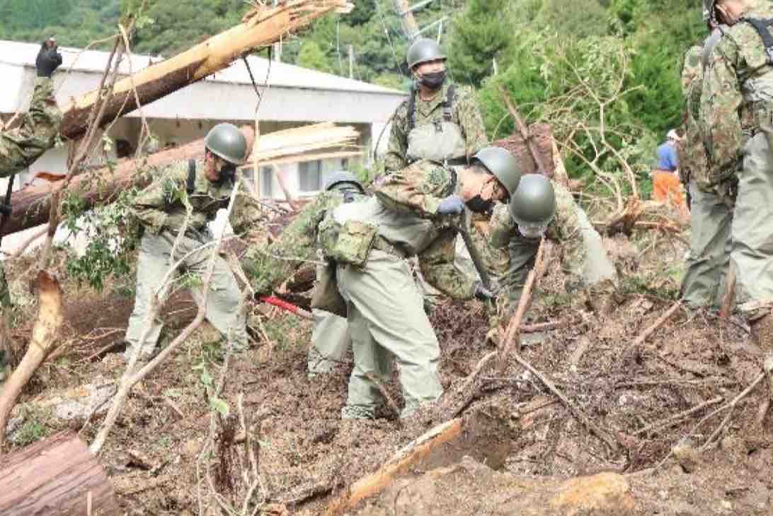 災害派遣で土砂を撤去する自衛官