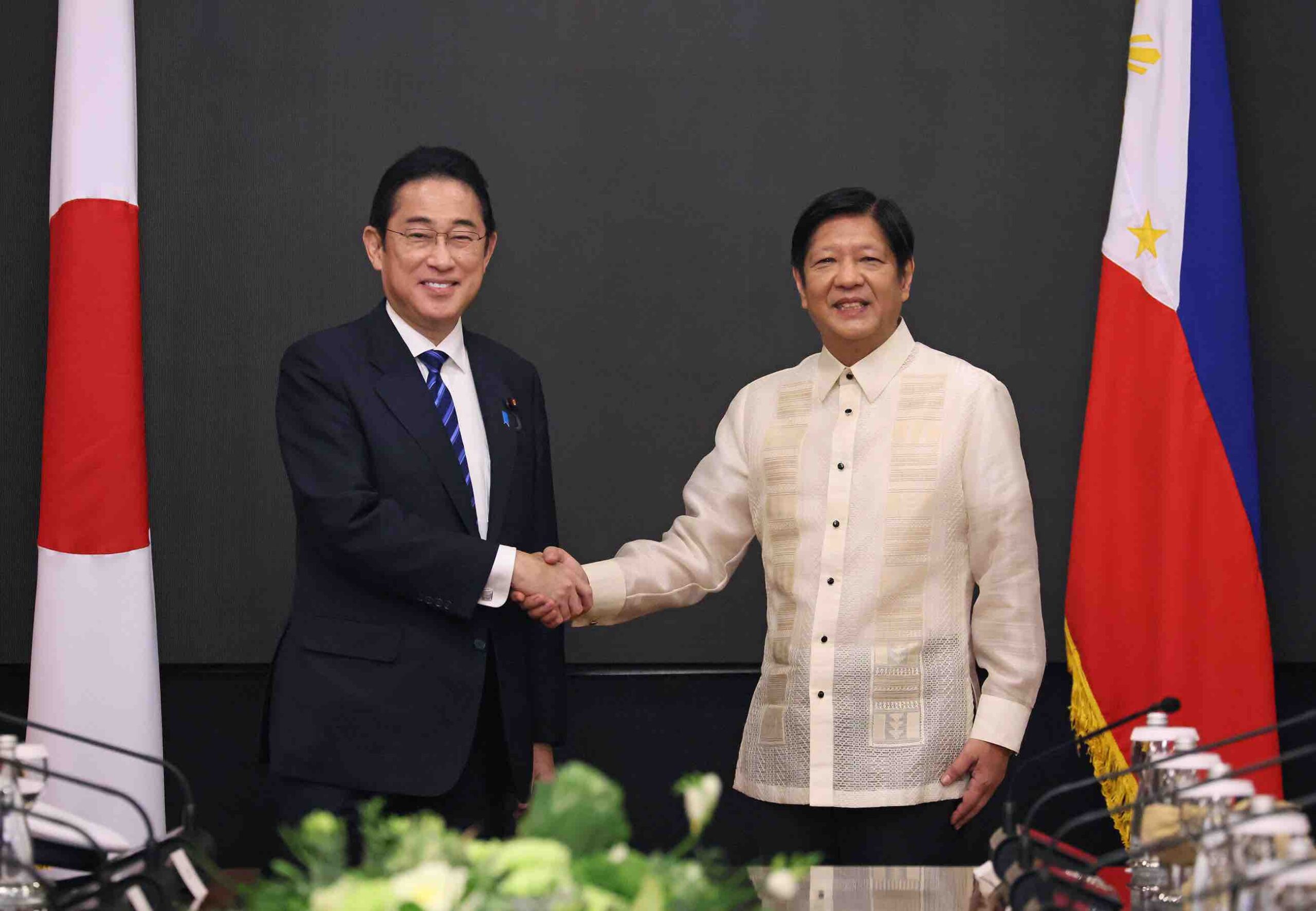 握手する日本とフィリピンの首脳