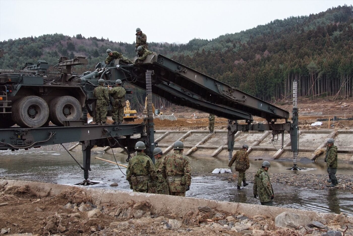 災害派遣で橋を架ける自衛隊