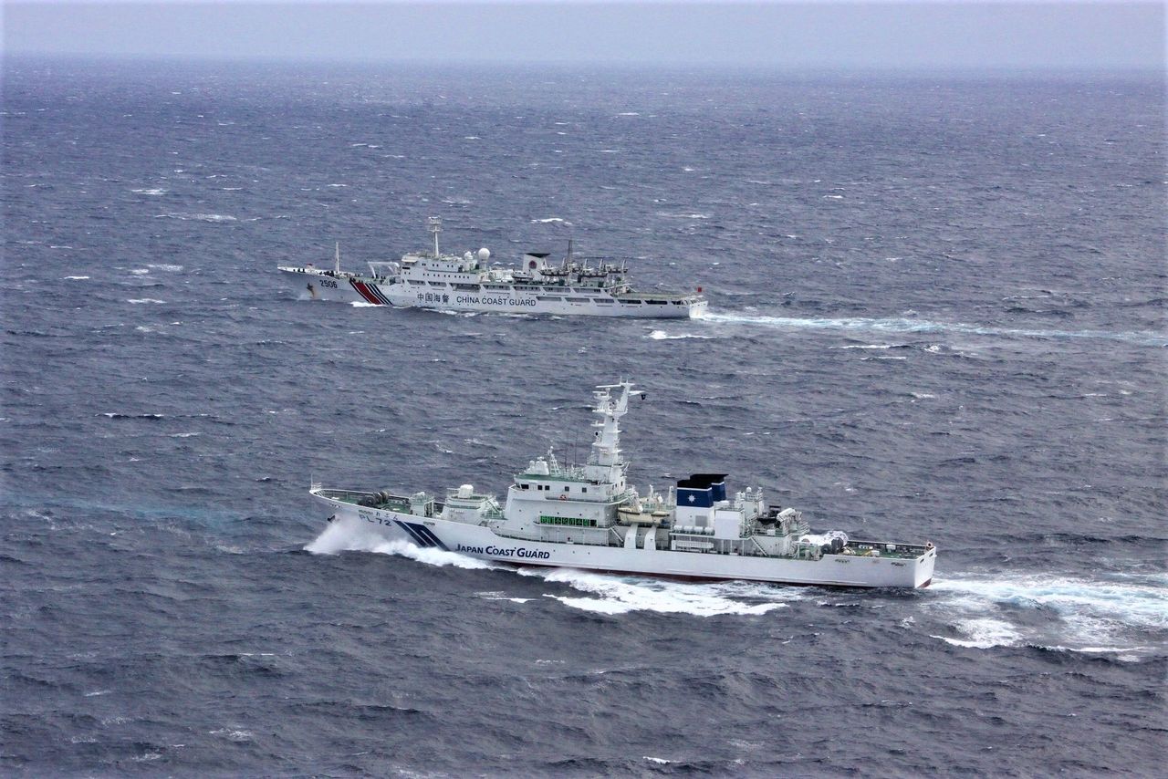 海上保安庁の巡視船と中国公船