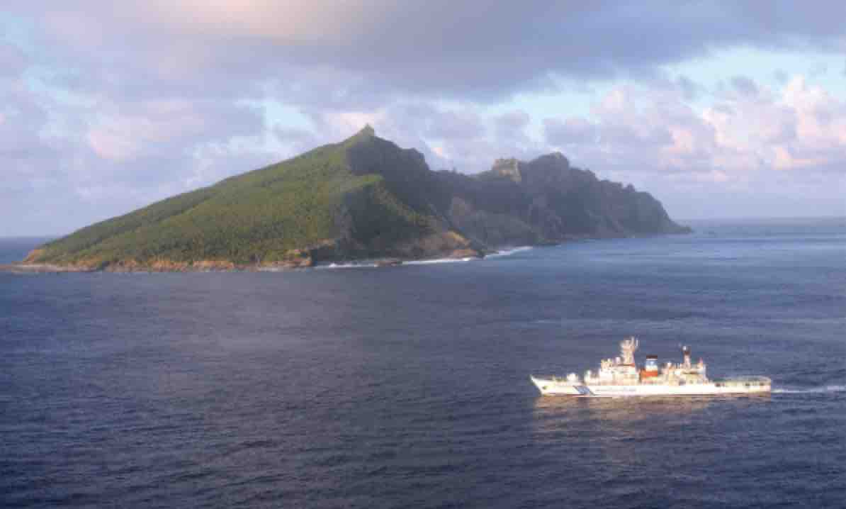 尖閣諸島沖を航行する海上保安庁の巡視船