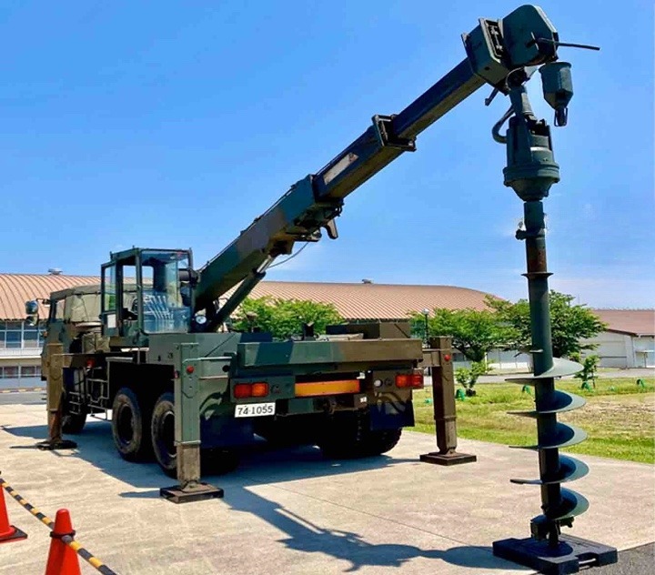 自衛隊の道路障害作業車