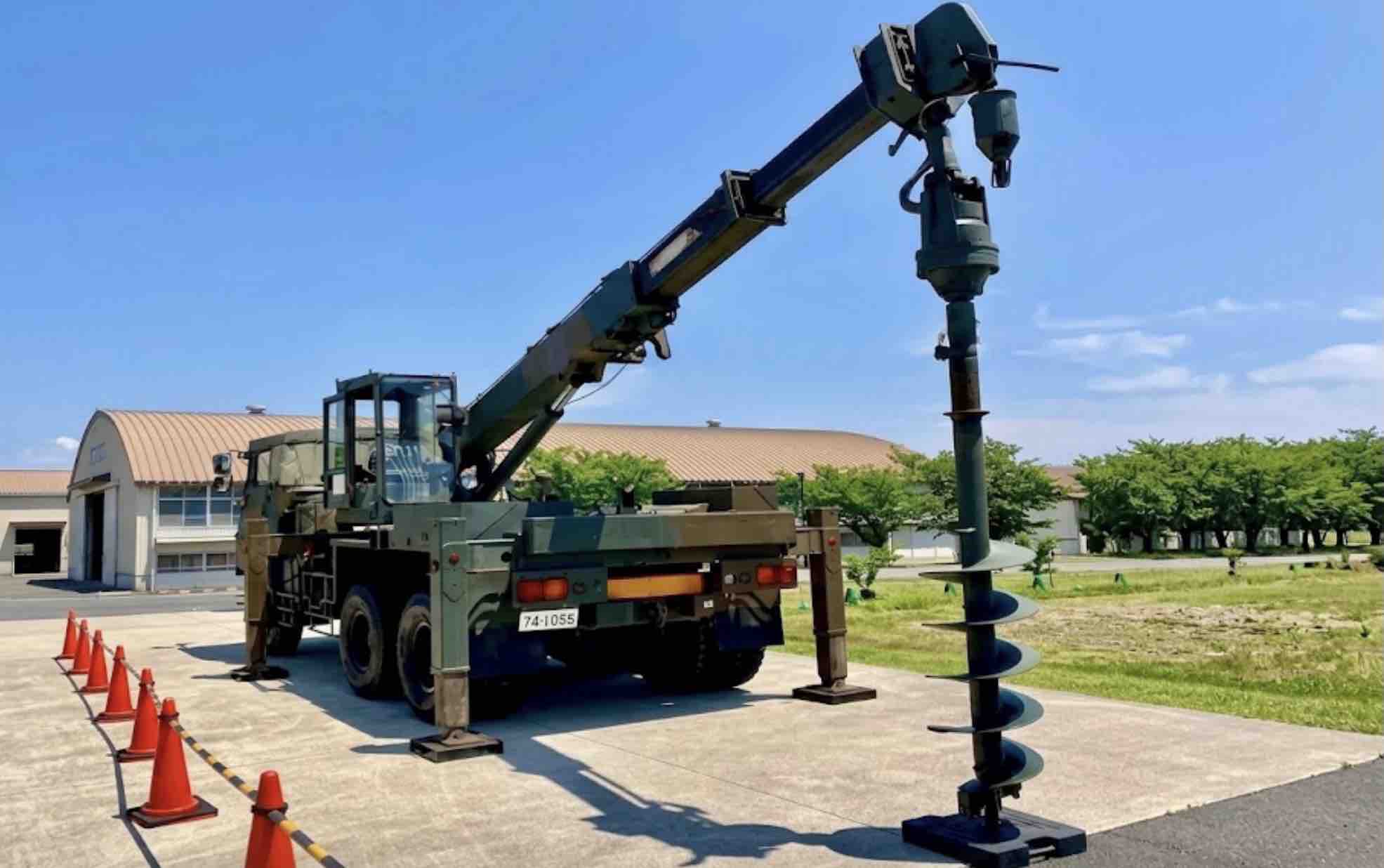 自衛隊の道路障害作業車