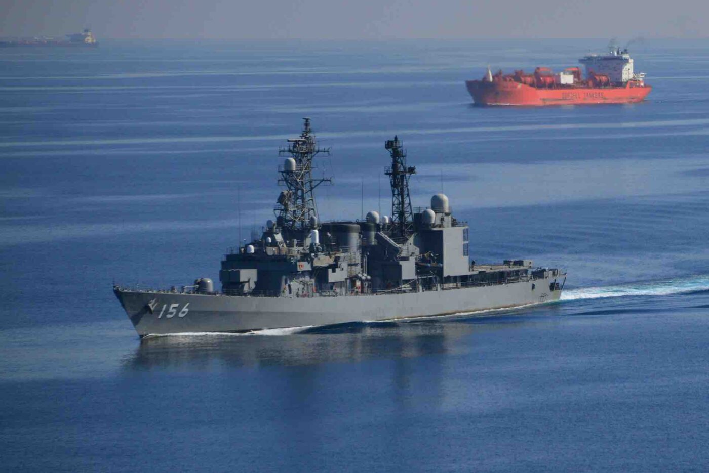 商船を護衛する海上自衛隊