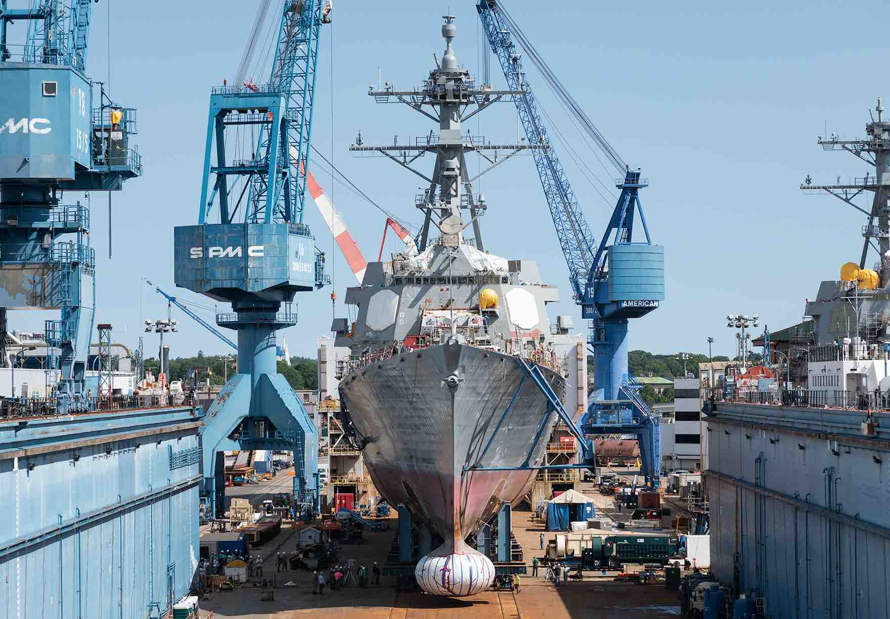 建造中のイージス艦