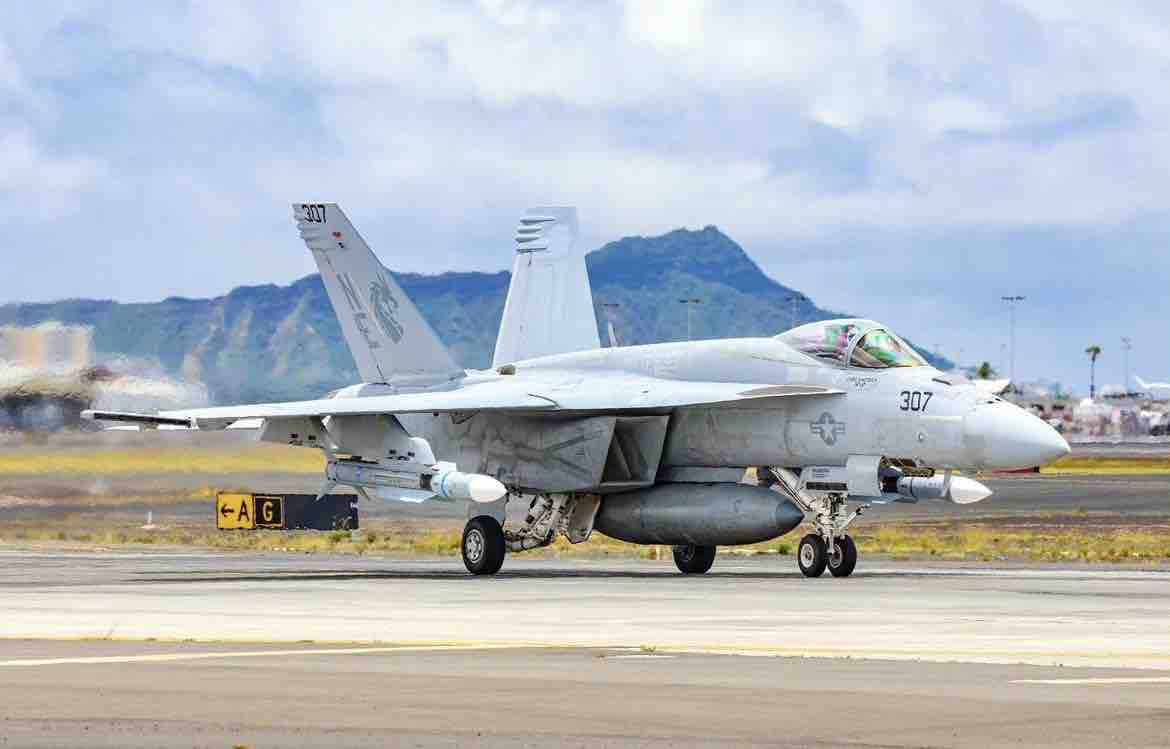 AIM-174Bを搭載したF/A-18戦闘機