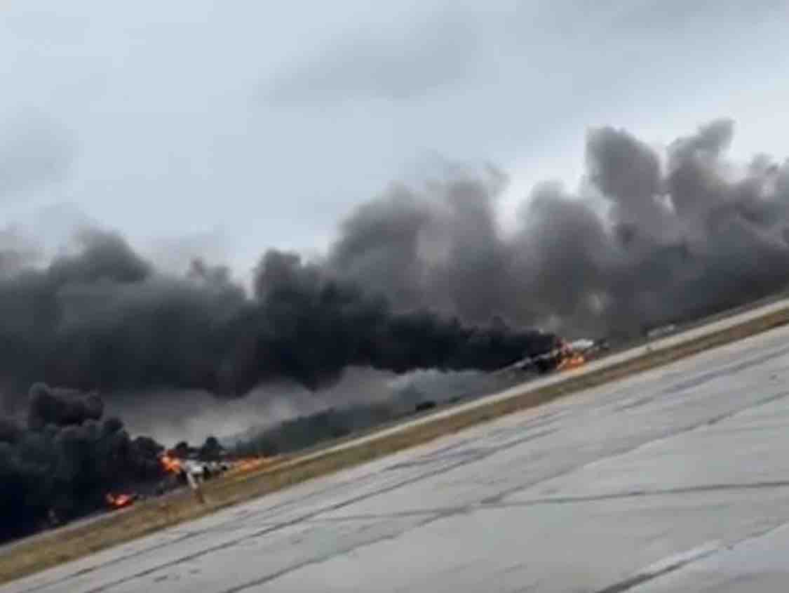 炎上するロシアの爆撃機 