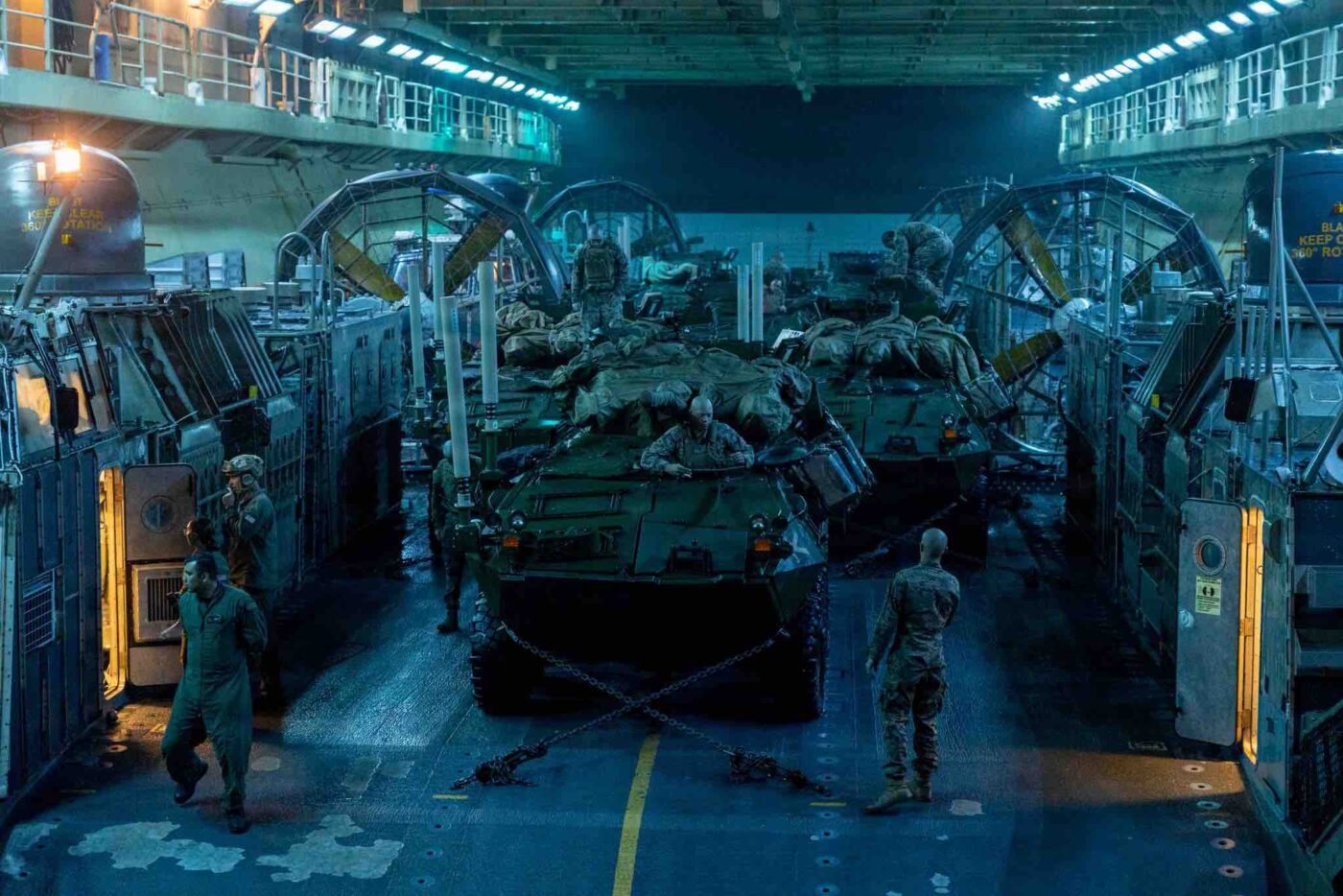 強襲揚陸艦の艦内