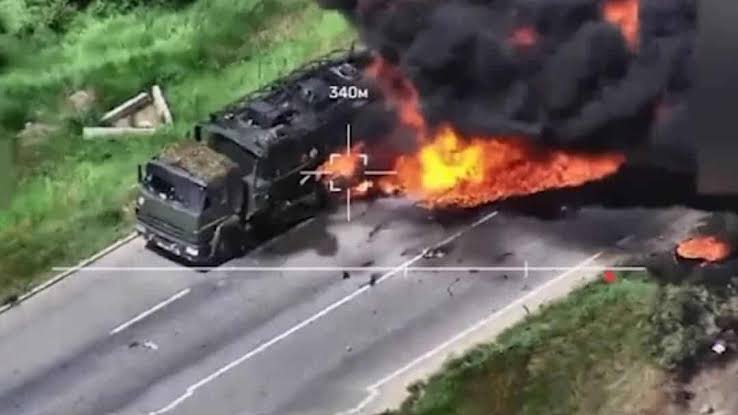 自爆ドローンで炎上するトラック