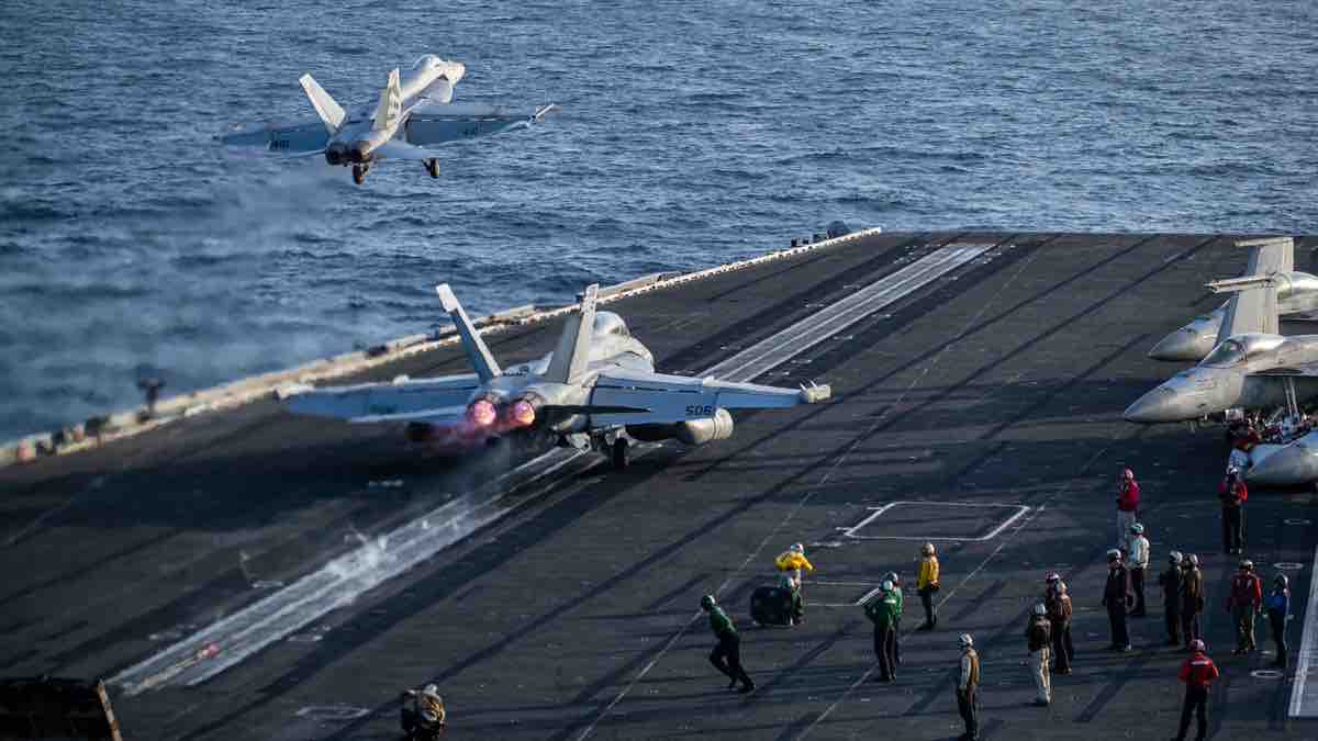 空母から出撃する戦闘機